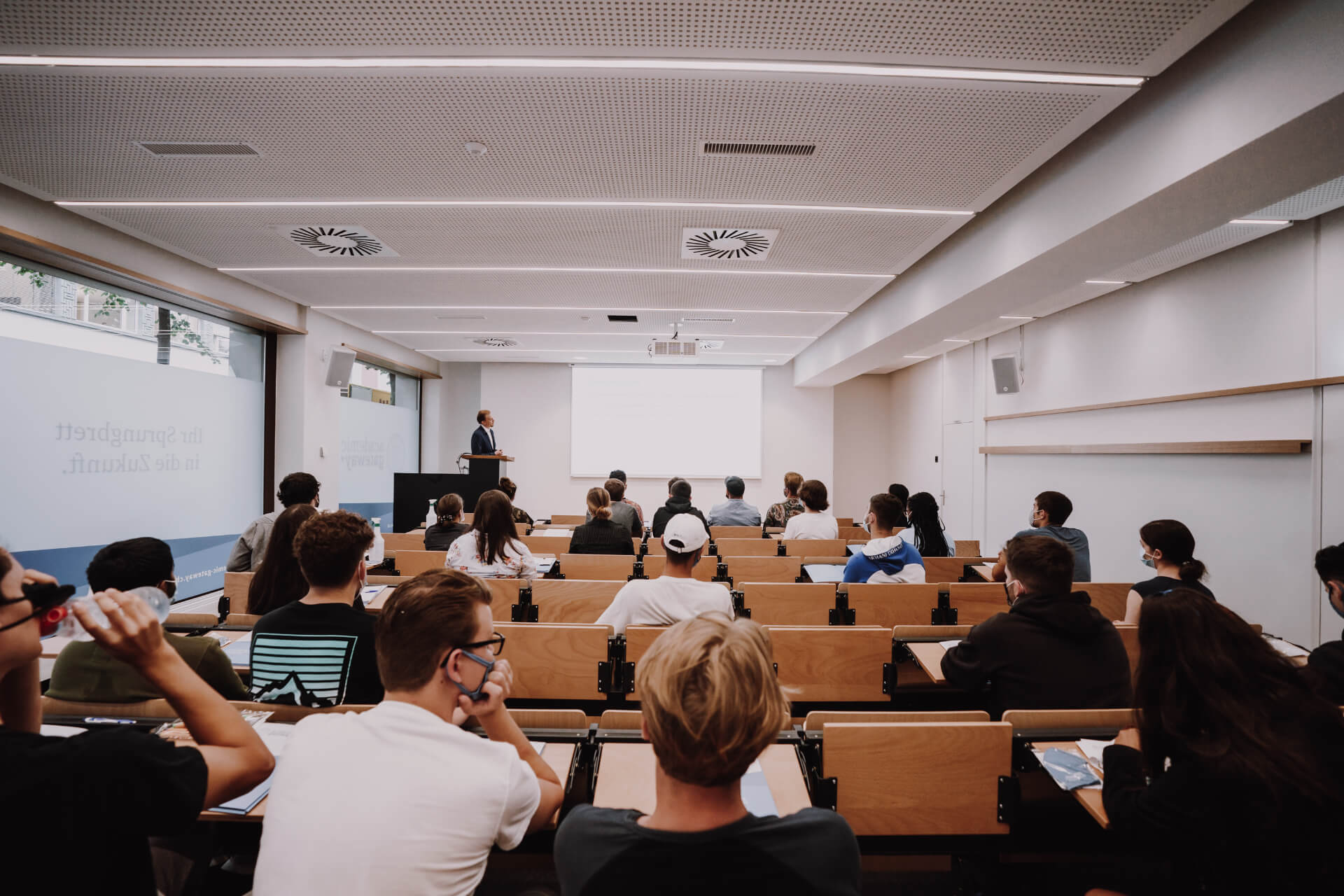 Schülerinnen und Schüler im Schulhaus an der Löwenstrasse