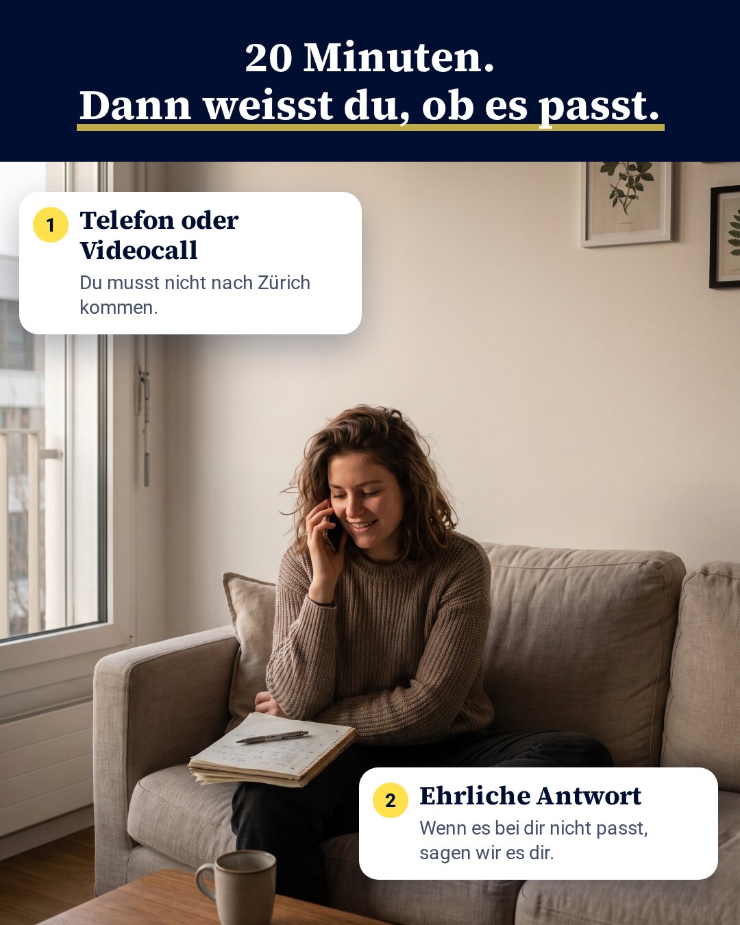 Junge Frau telefoniert entspannt auf dem Sofa. 20 Minuten Gespräch, dann weisst du, ob es passt.